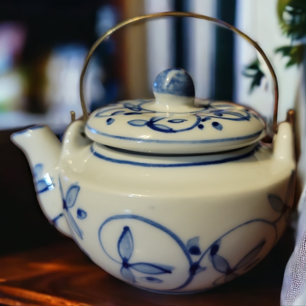 Vtg 80's 3" Porcelain PIER ONE Blue White Miniature Oriental Teapot Wire Handle